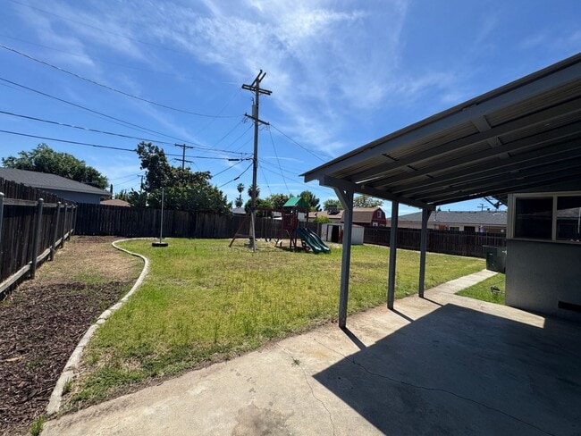 Building Photo - 2426 E Dayton Ave