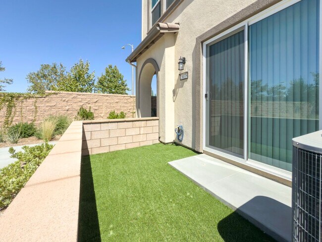 Building Photo - ~ AVAILABLE NOW ~ New Construction Home for Rent in the NEW Heirloom Farms Community in Temecula!