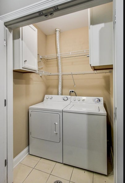 Building Photo - 453 N May St