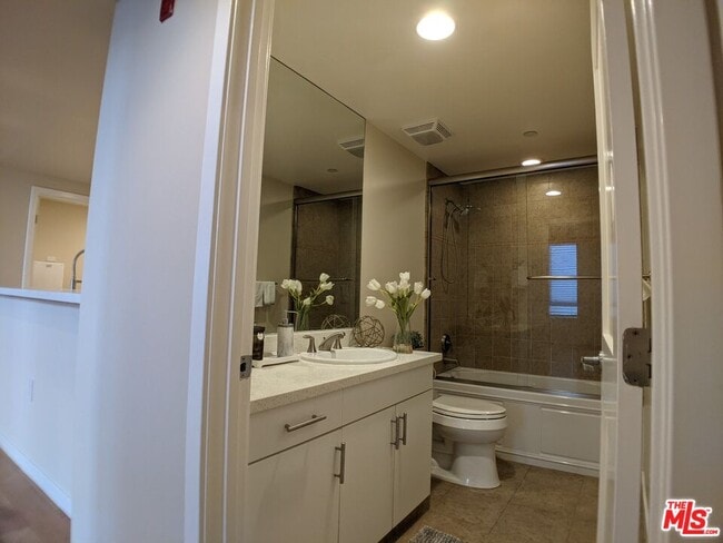 Building Photo - 5143 White Oak Ave