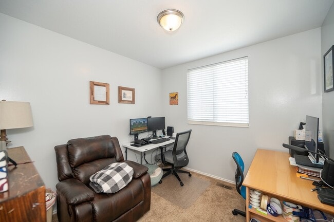 Building Photo - 1045 W Rnch Pk Dr