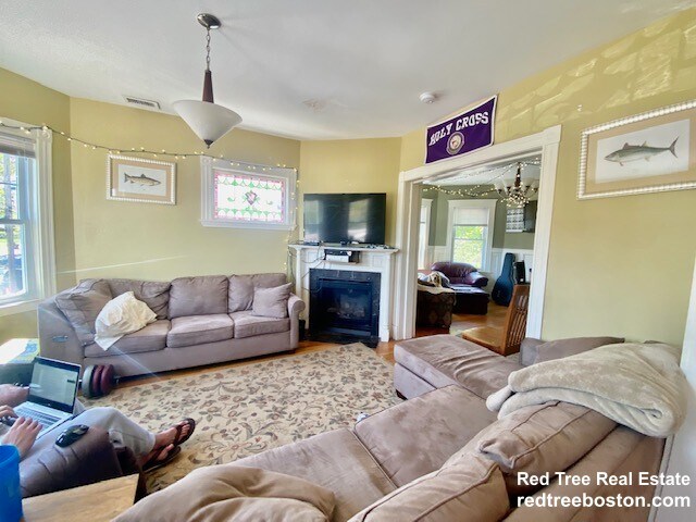 Building Photo - 24 Burton St