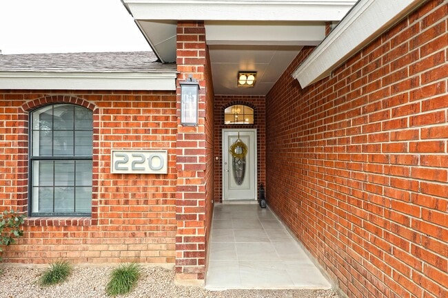 Building Photo - 220 Green Jay Ln