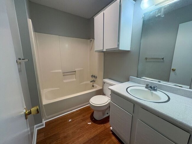 Building Photo - 3 Bedroom 2 Bath *Upstairs* Apartment in S...