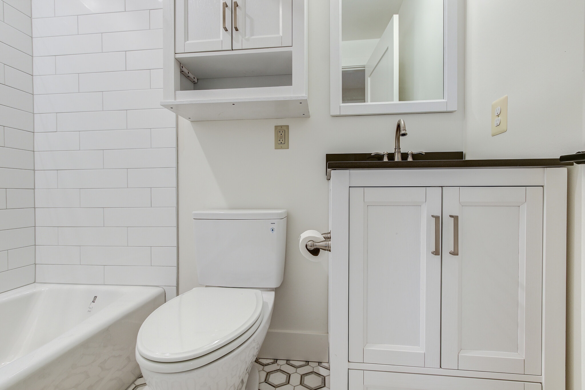 2nd bathroom w/tub - 512 Whittier St NW