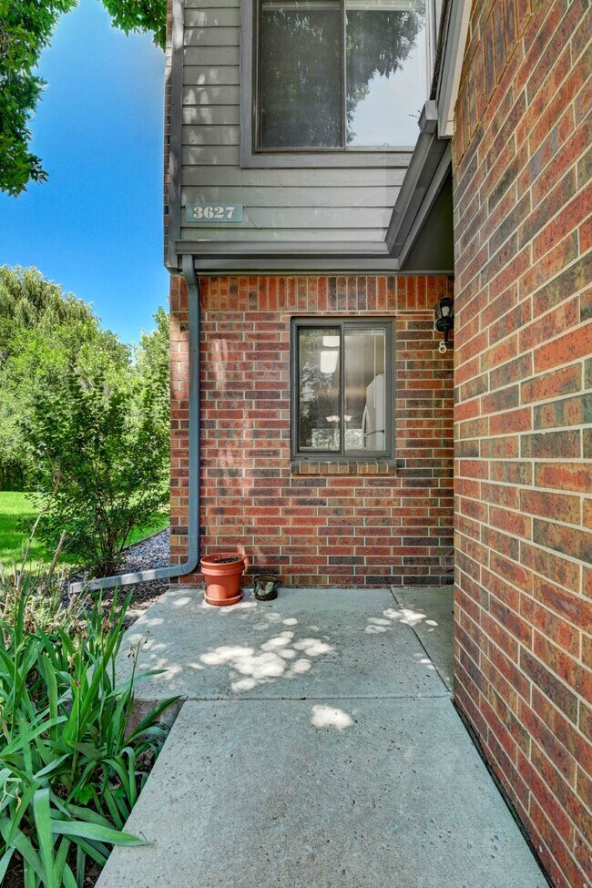 Building Photo - $2,025 - 2 Bed, 2.5 Bath Unit in Lakewood with In-Unit Laundry!