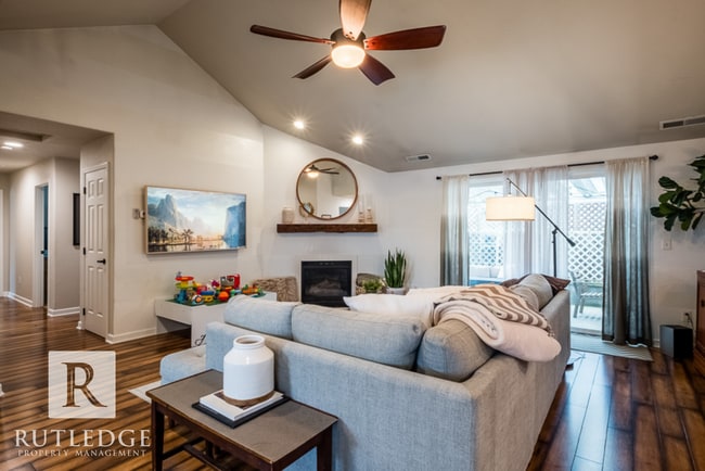Building Photo - 3 Bedroom + Office in Central Point!