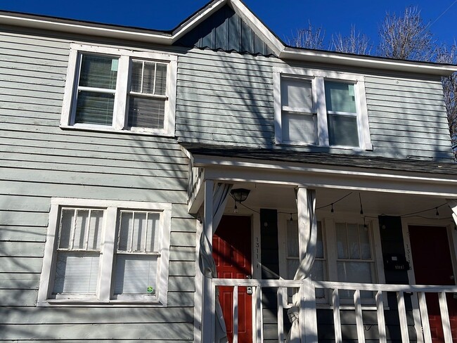 Primary Photo - 1 bed 1 bath - Near Plaza District!