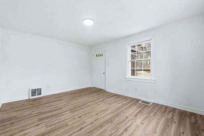 Building Photo - Spacious 4 Bedroom House with New Updates