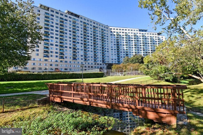 Building Photo - 10201 Grosvenor Pl