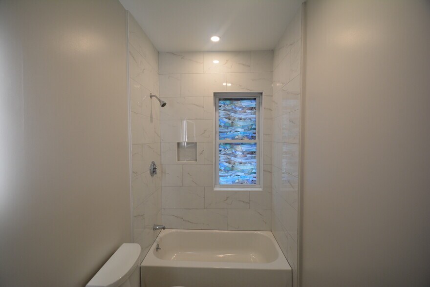 Building Photo - 31 Claybourne St