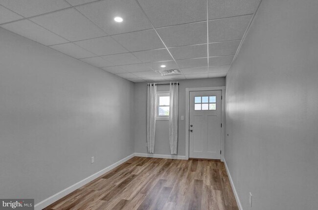 Building Photo - 933 N Hanover St