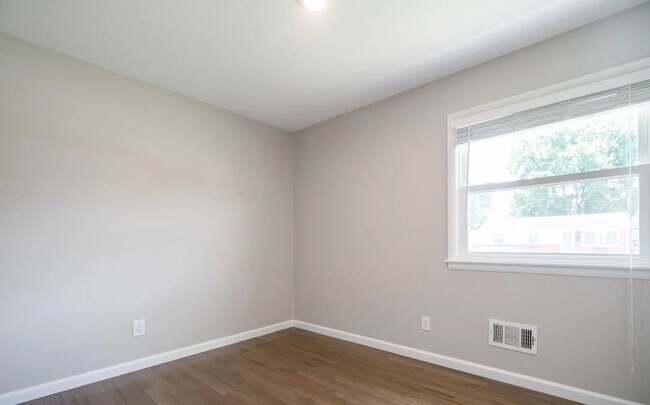 Building Photo - Welcome home to this updated bright and sp...