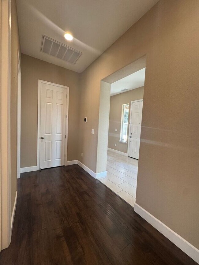 Building Photo - Beautiful Shadow Ridge Home in Spanish Spr...