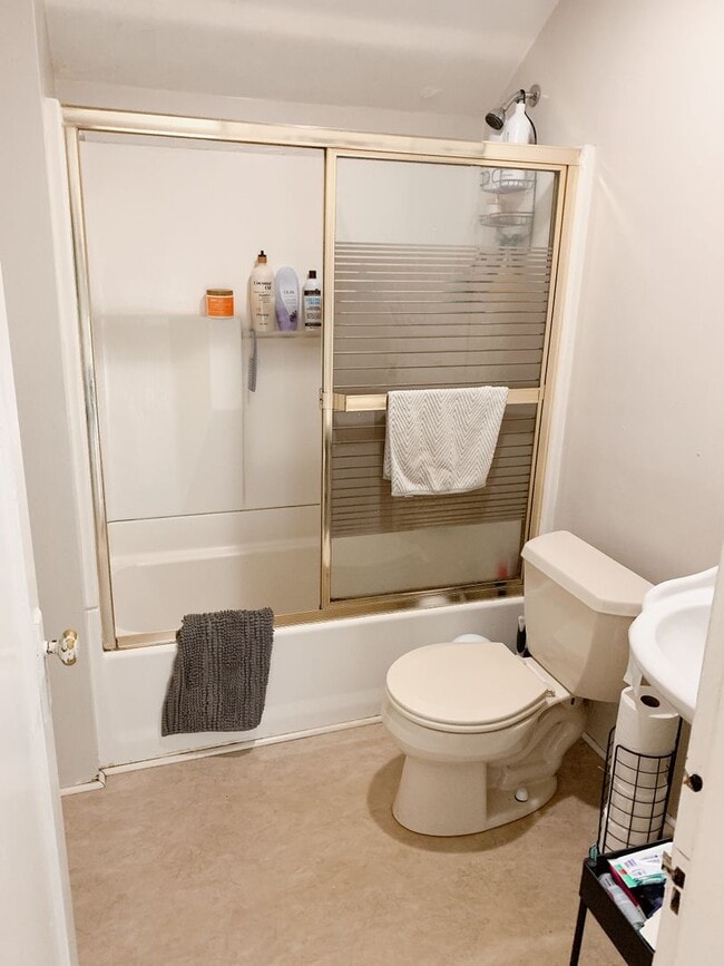 Building Photo - PRELEASING:  A 7+ bedroom/ 2 bath home in York Neighborhood!