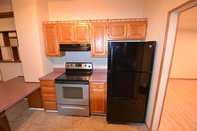 Building Photo - Remodeled 3-bedroom, open floor plan, Newe...
