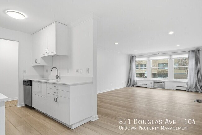 Building Photo - 821 Douglas Ave