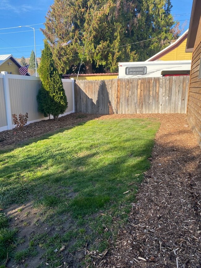 Building Photo - 523- 525  Markeson St