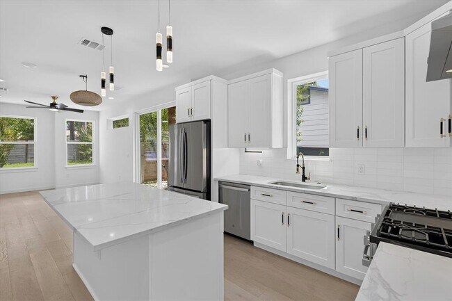 Building Photo - 5305 Ledesma Rd