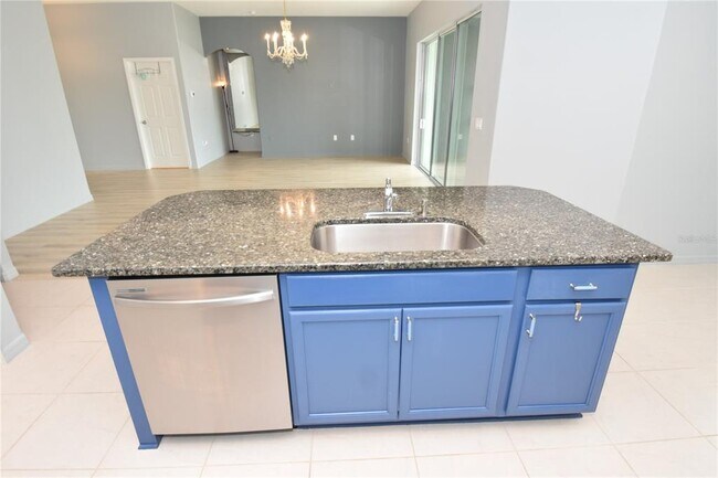 Building Photo - 2 Rae Pl