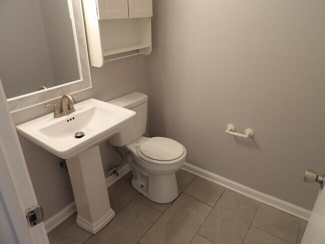 Building Photo - 902 Plaza Dr