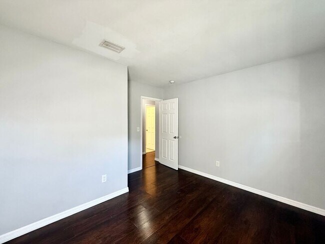 Building Photo - 15657 Waverly St