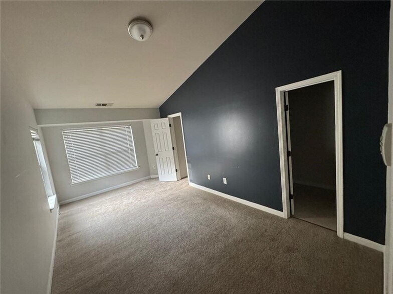 Building Photo - 950 Redwood Dr