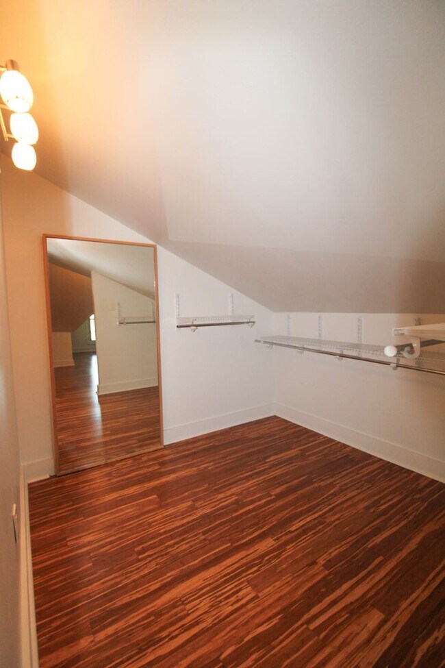 Building Photo - 436 W Rosewood Ave