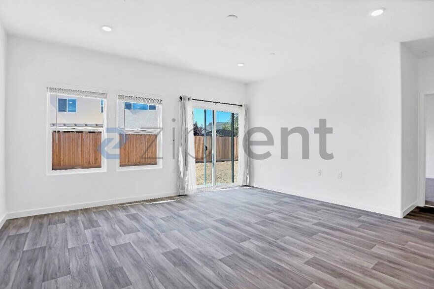 Building Photo - 6173 E Robinson Ave