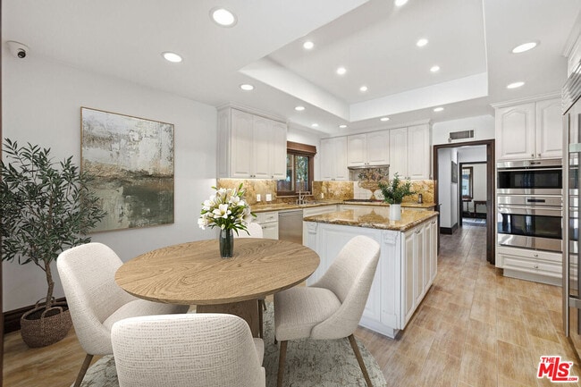 Building Photo - 2108 San Ysidro Dr