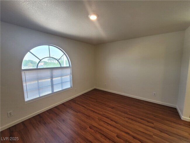 Building Photo - 3125 N Buffalo Dr