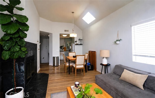 Building Photo - 512 Dahlia Ave