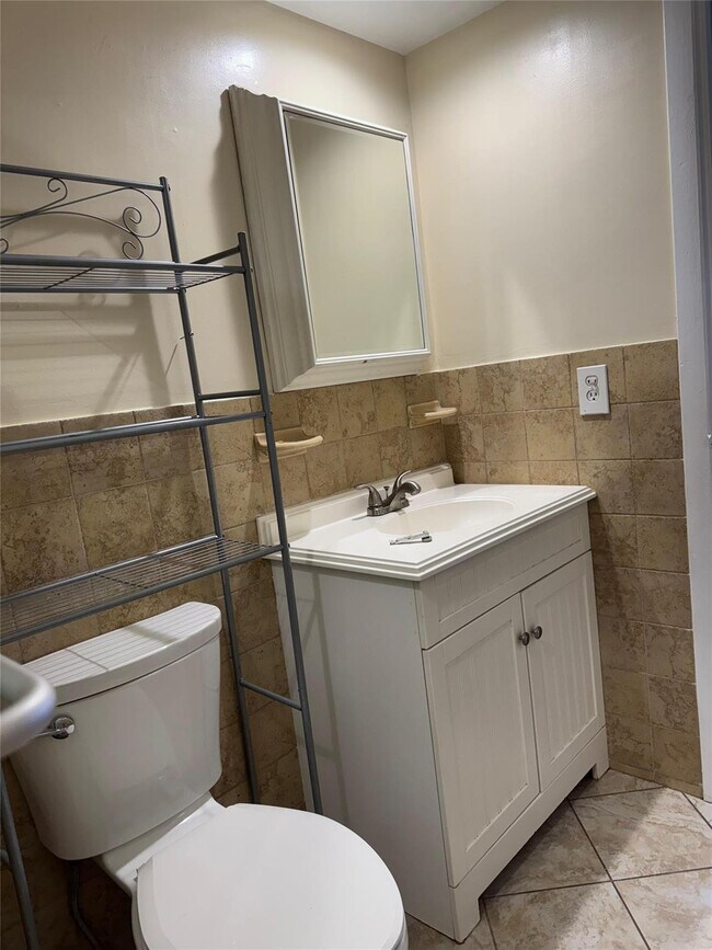 Building Photo - 1407 NE 56th St