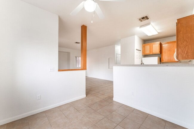 Building Photo - 3 Bedroom Condo with an Open Floor Plan!
