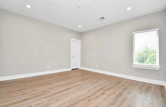 Building Photo - 410 E 41st St
