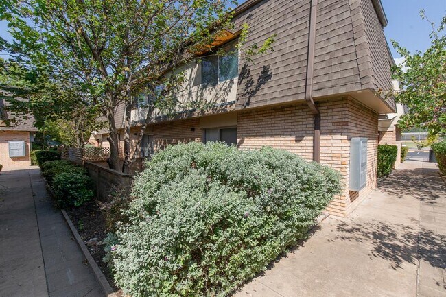 Building Photo - 5506 Grover Ave