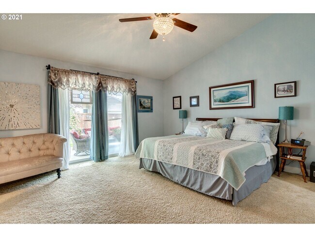Building Photo - Charming One Level Custom Home