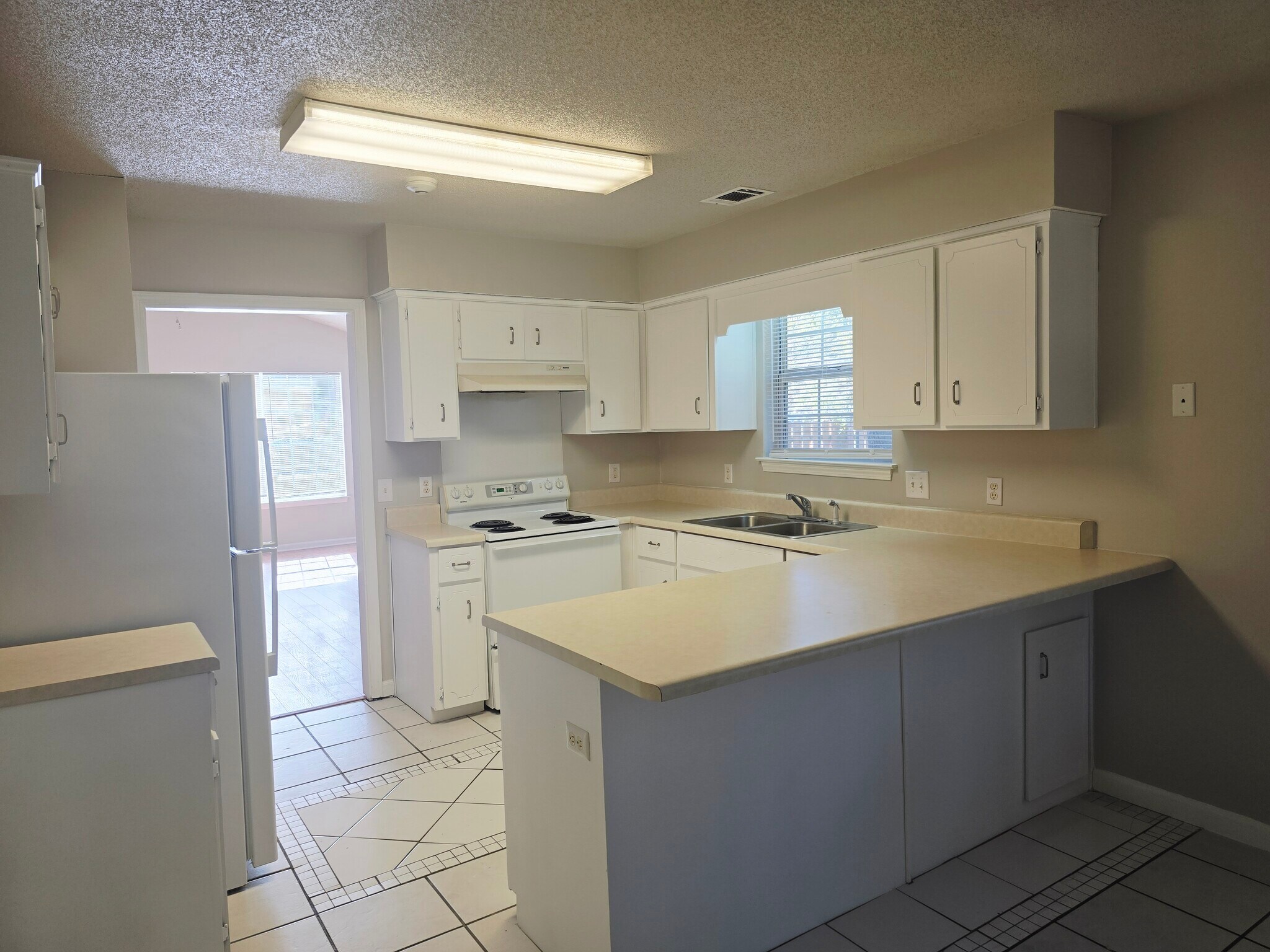 Building Photo - 200 E Mell St