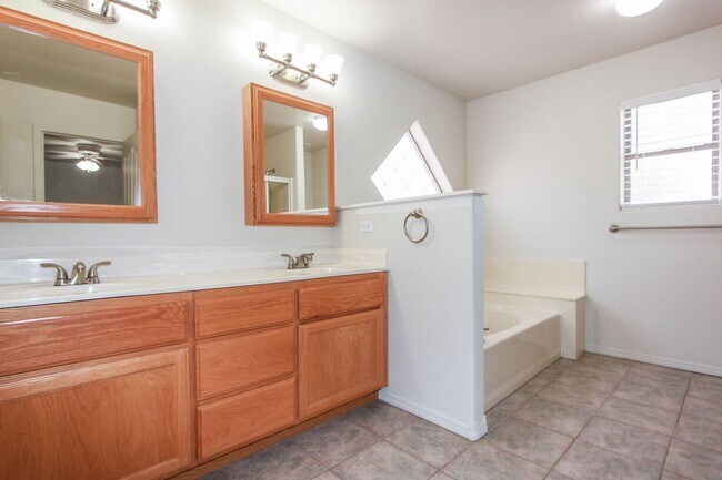 Building Photo - 4 Bedroom Home with 3 Car Garage in PV!