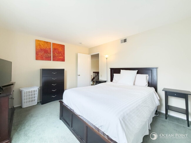 Building Photo - Large Four Bedroom Home for Rent in Moorpark!