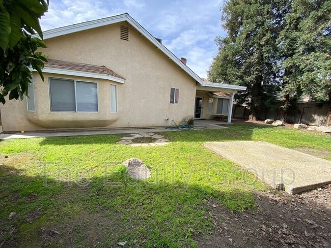 Building Photo - 5936 W Oak Ave