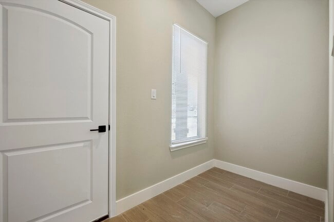 Building Photo - 70 Wyndemere Dr