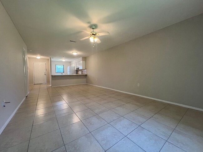 Building Photo - $1,200/month ** Annual ** 2 bed / 1 Bath -...
