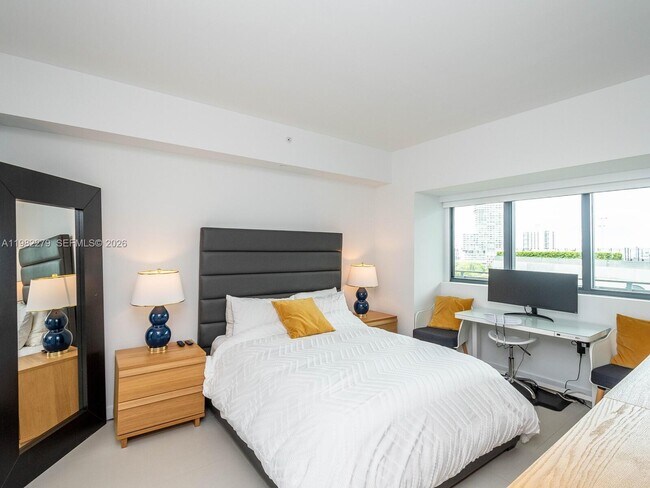 Building Photo - 650 NE 32nd St