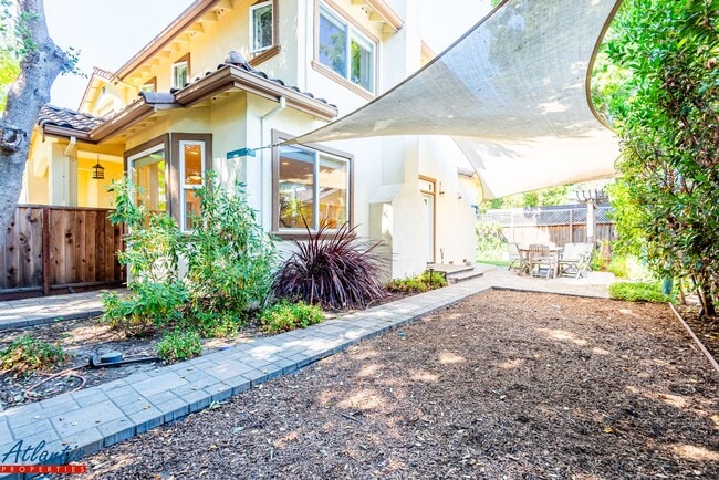 Building Photo - Gorgeous Mountain View Home Near Downtown