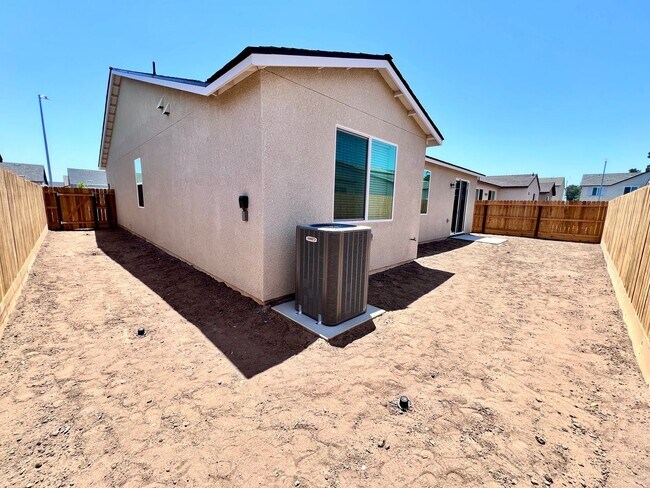 Building Photo - $2,550 Armstrong & Olive, 3 Bedroom - E. W...