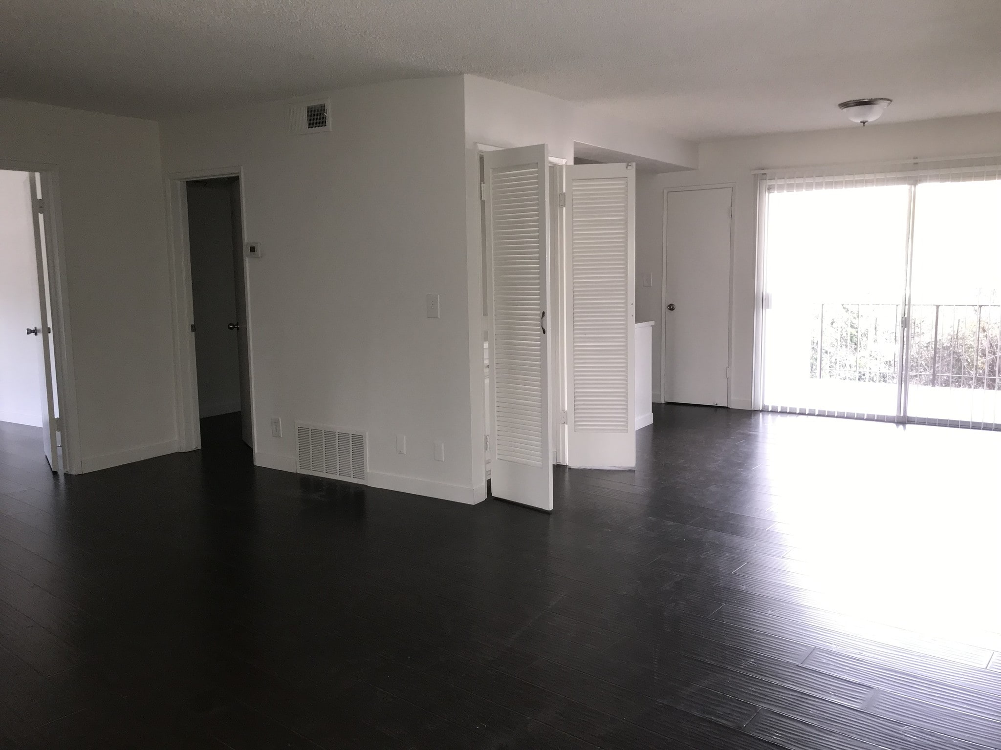 Building Photo - 20880 Ventura Blvd