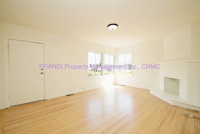 Building Photo - Charming 2-Bedroom Home with Vintage Touches, Spacious Kitchen & Prime Location Near Shops & Dining!