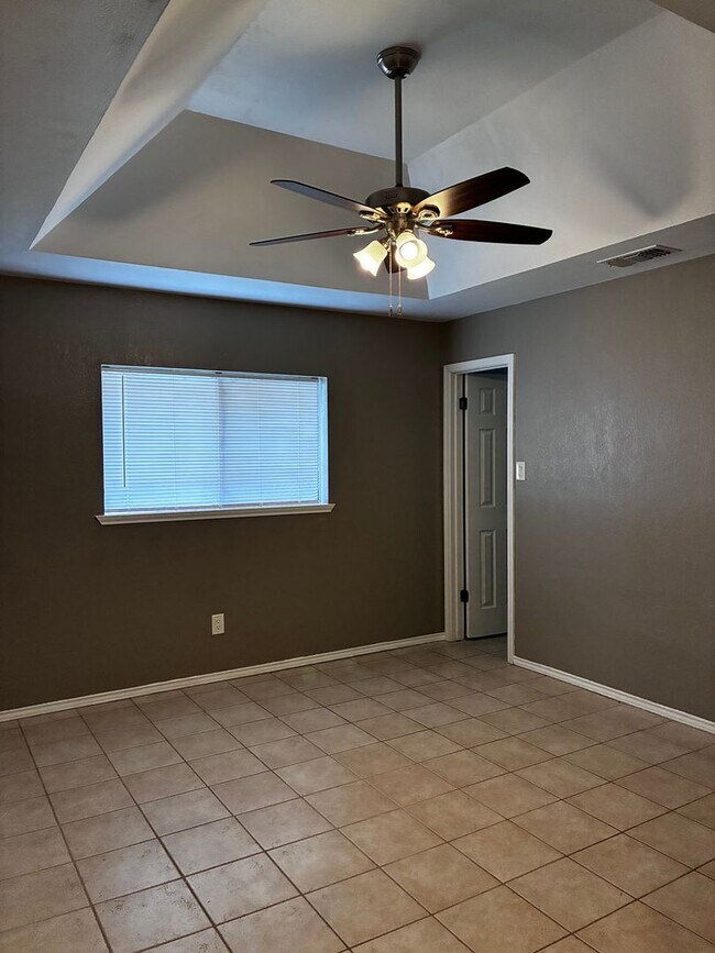 Building Photo - 2112 Pin Oak Rd