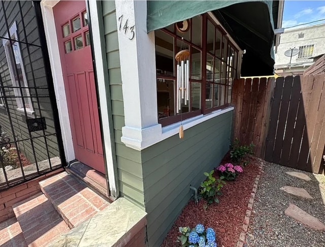 Building Photo - 743 Daisy Ave